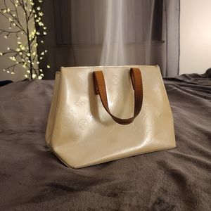 Louis Vuitton Reade PM vernis pearl tote